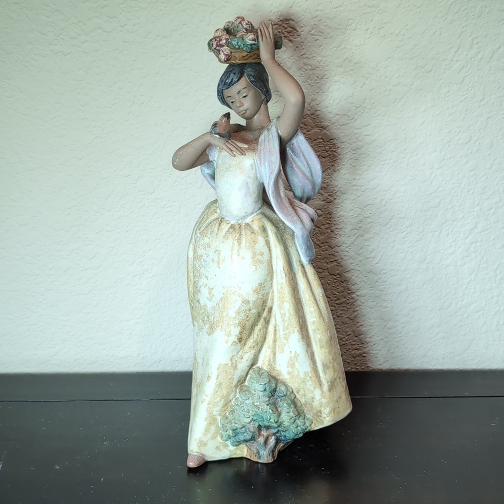 Rare Retired Llardo Figurine “A Bird On Hand” #2151 with Gres Finish